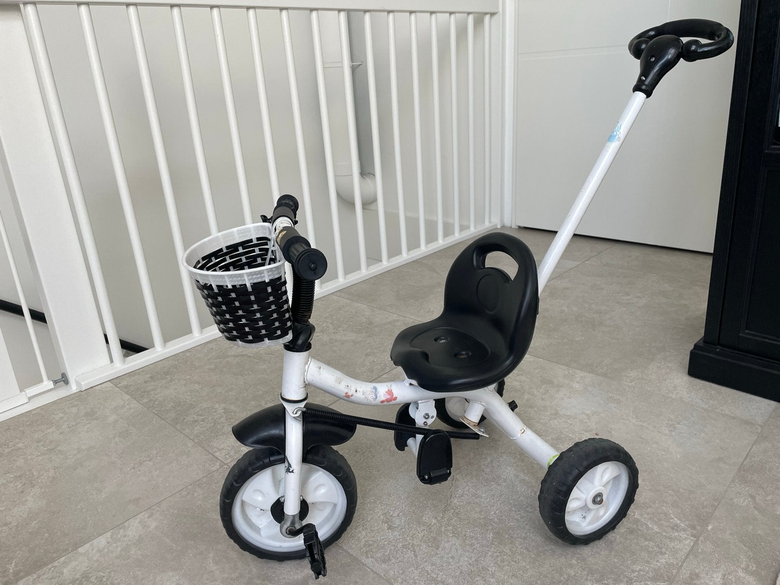 Kinder driewieler met duwstang en mandje, Fietsen en Brommers, Ophalen, Gebruikt, Terugtraprem, Duwstang