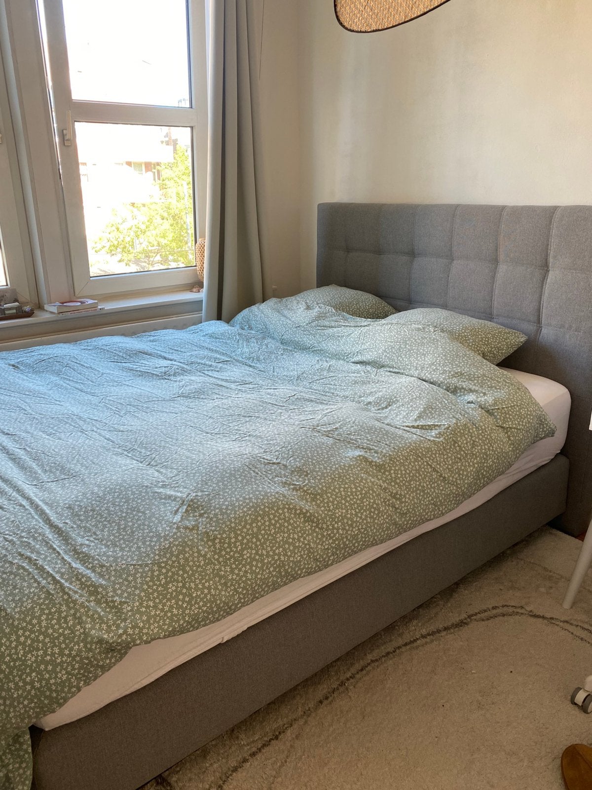 Mooie grijze boxspring met topper en hoofdbord 160 x 200, Huis en Inrichting, Slaapkamer | Boxsprings, Ophalen, Modern, queen size