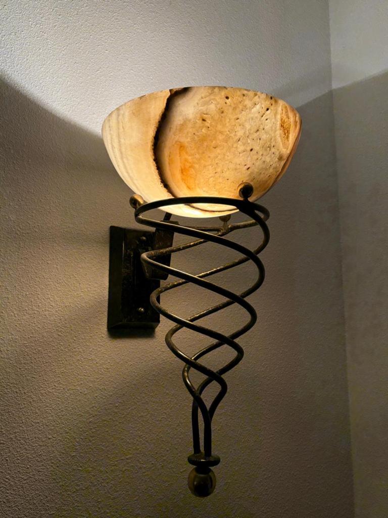 Wandlamp met onyx schaal en smeedijzeren spiraal, Ophalen of Verzenden, Gebruikt, Metaal
