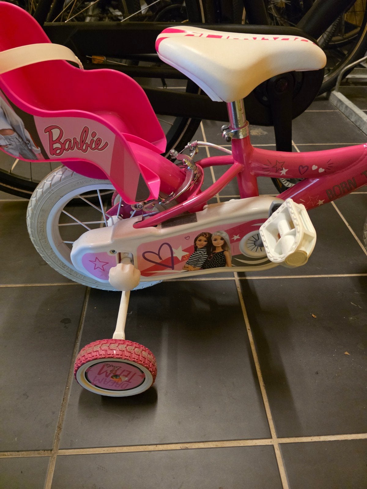 Barbie kinderfiets 12 inch met zitje, mandje en zijwieltjes, Ophalen