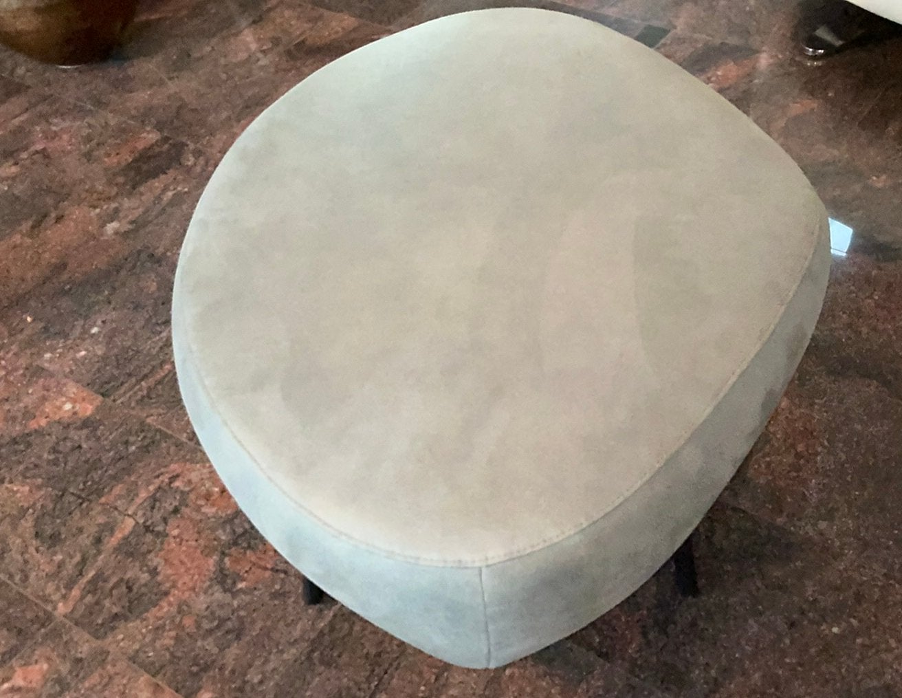 design hocker (poef) op een slank, zwart metalen onderstel, Ophalen, Zo goed als nieuw