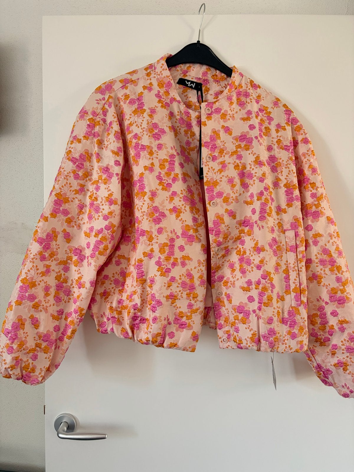 Most Wanted Flower Jacquard Bomber Jasje - Nieuw met kaartje, Ophalen of Verzenden, Nieuw, Maat 38/40 (M), Roze