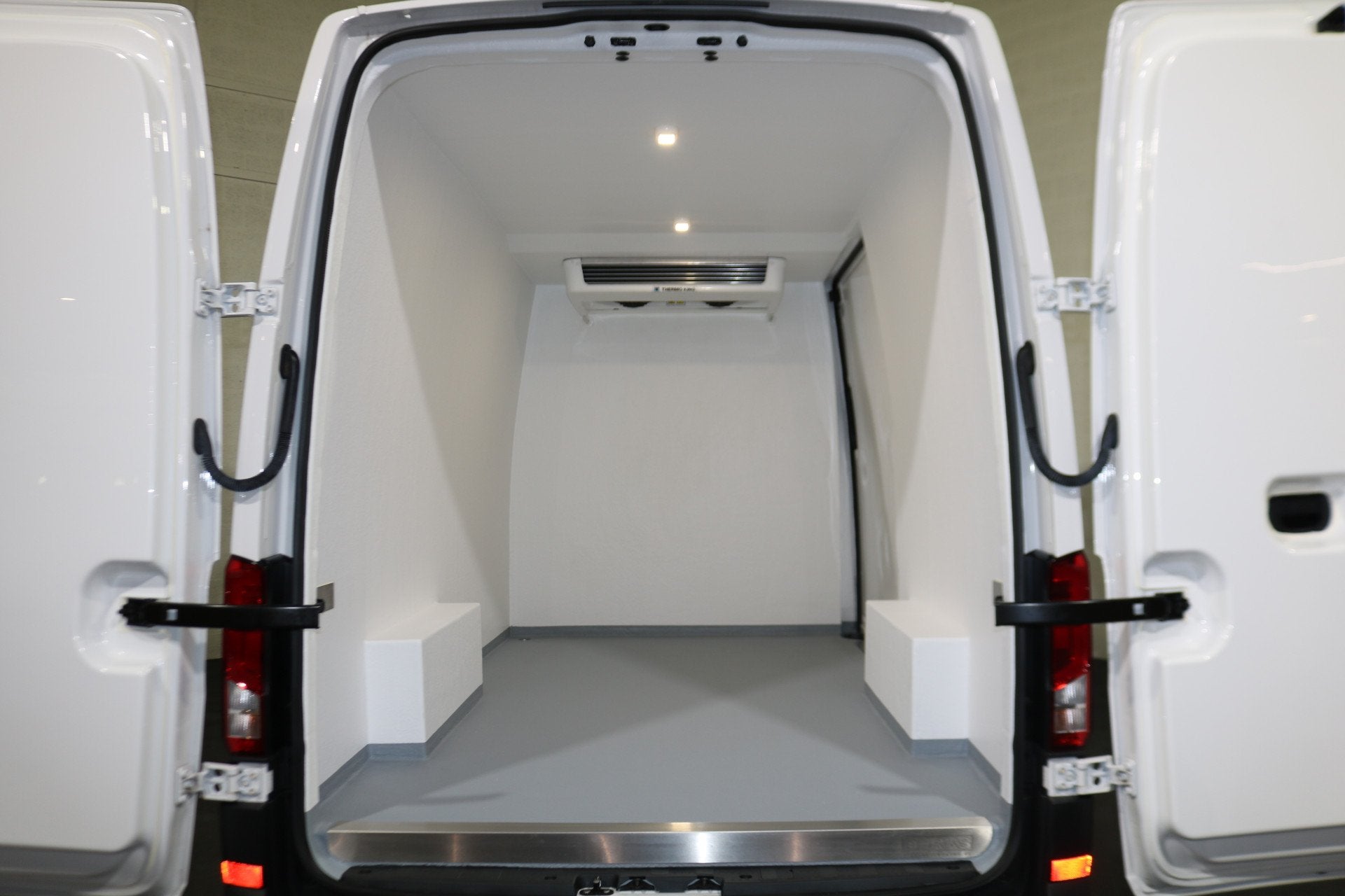 Volkswagen Crafter 2.0 TDI 177pk L3 H3 Automaat Koelwagen Vr, Stof, Gebruikt, 4 cilinders, Navigatiesysteem