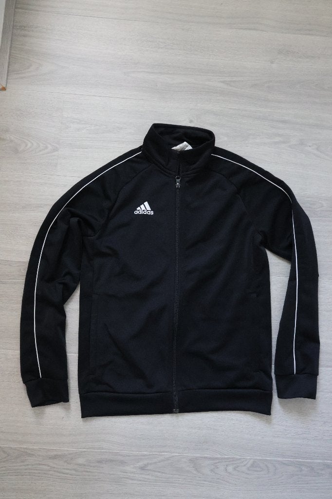 Als nieuw Adidas sportvest 152 zwart, Kinderen en Baby's, Ophalen, Adidas, Jongen of Meisje, Sport- of Zwemkleding