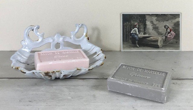 Frans wit geëmailleerd gietijzeren zeepbakje schelpvormig, Antiek en Kunst, Curiosa en Brocante, Ophalen of Verzenden