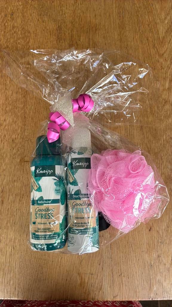Kneip giftset Goodbeye stress bad- en doucheschuim, Ophalen of Verzenden, Nieuw, Bad & Douche