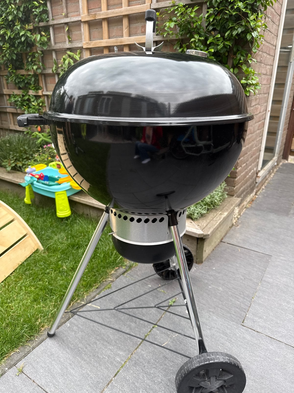Weber BBQ 57 cm met hoes - weinig gebruikt, niet schoon, Ophalen, Gebruikt
