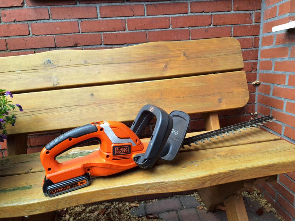 Electrische heggenschaar inclusief accu, Tuin en Terras, Ophalen, Gebruikt, Accu, Black & Decker