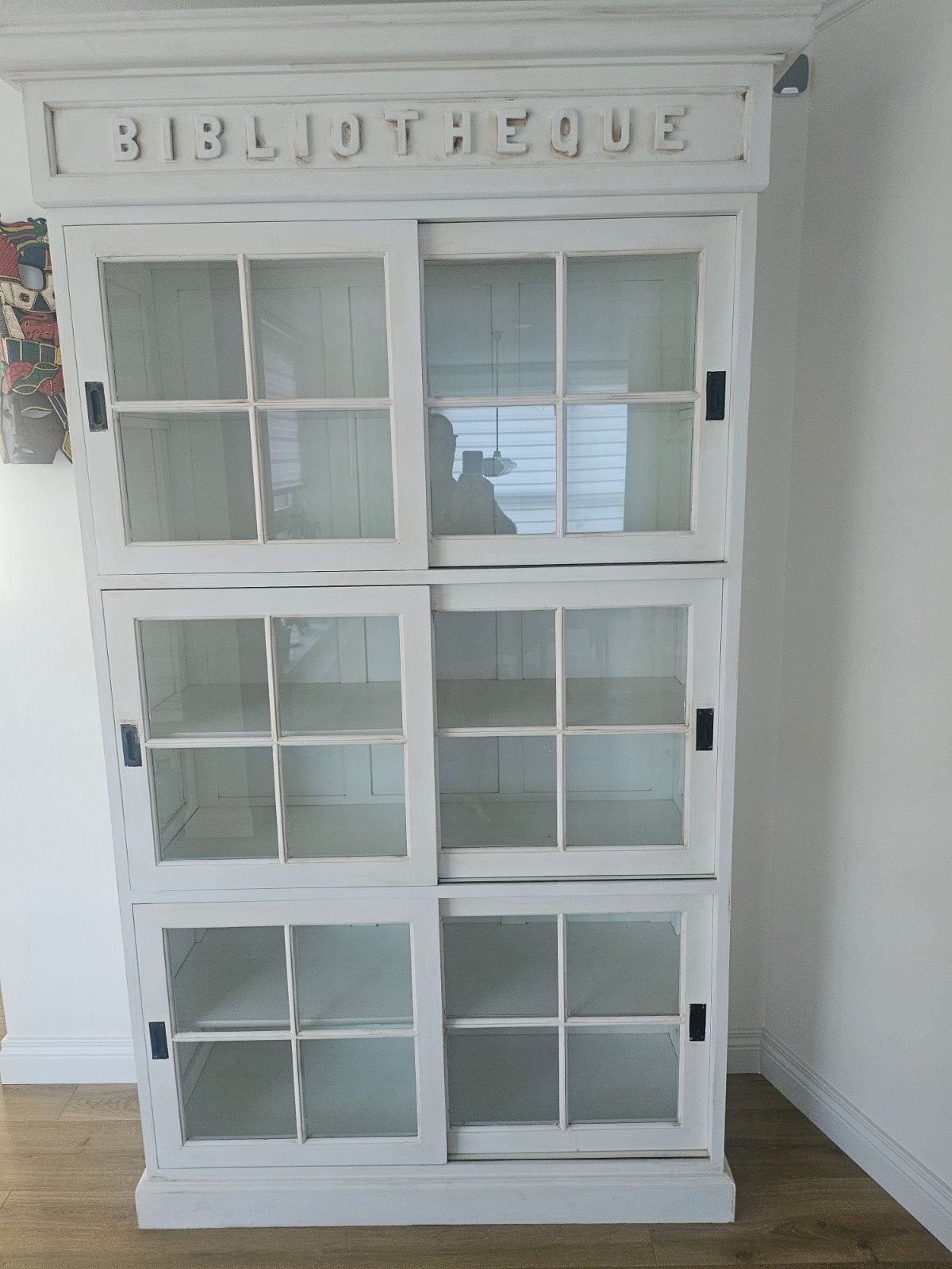 Witte Bibliotheek Kast met Glazen Schuifdeuren, Ophalen, 100 tot 150 cm, Landelijk, Klassiek, 25 tot 50 cm
