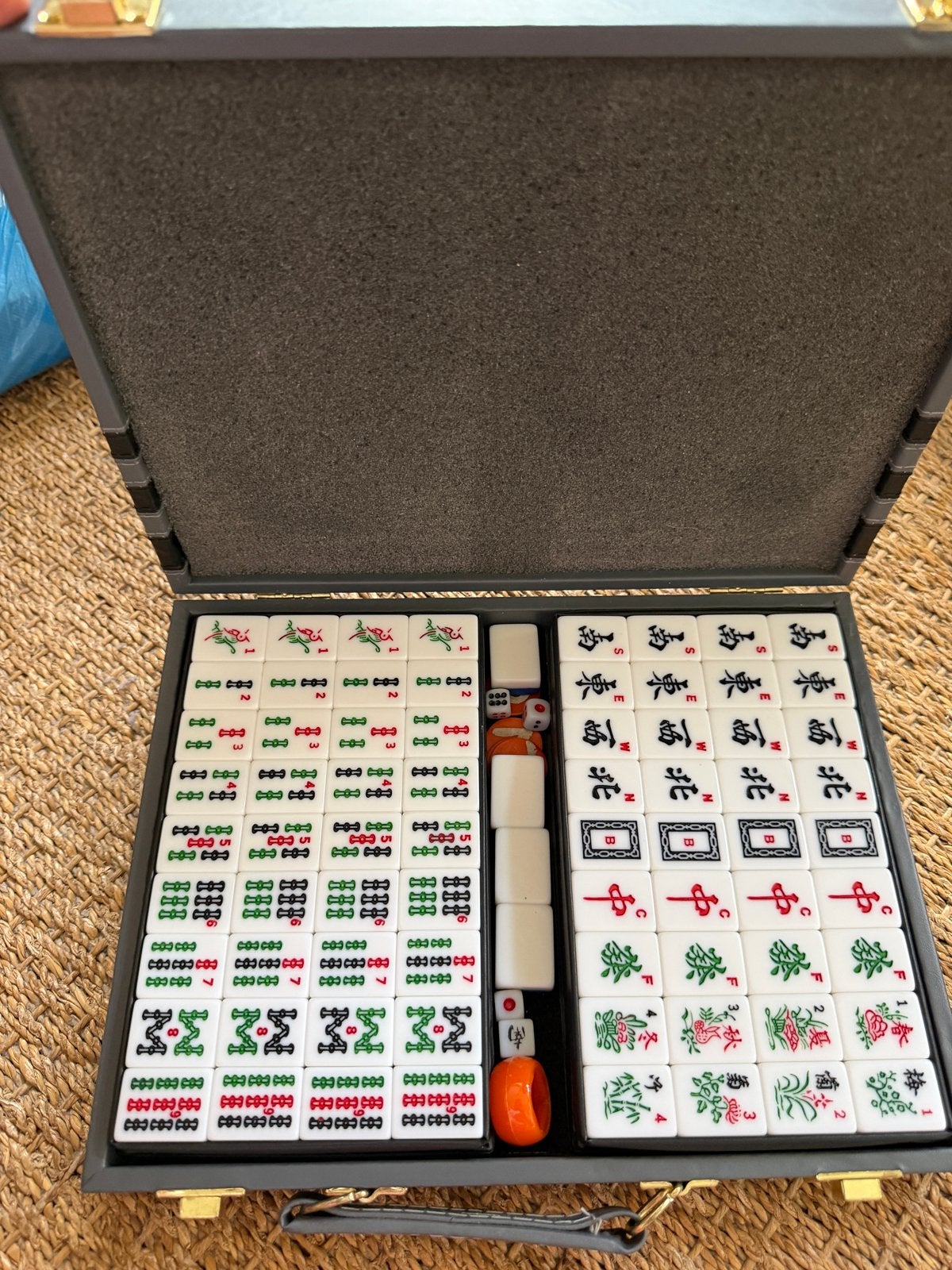Mahjong spel kunststof in handige koffer majong compleet, Hobby en Vrije tijd, Gezelschapsspellen | Overige, Drie of vier spelers