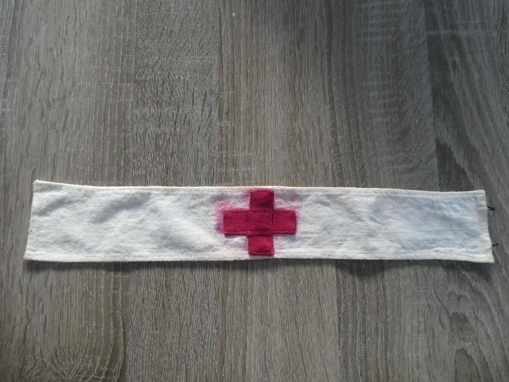 Rode kruis armband., Verzamelen, Militaria | Tweede Wereldoorlog, Ophalen of Verzenden, Landmacht, Nederland, Embleem of Badge