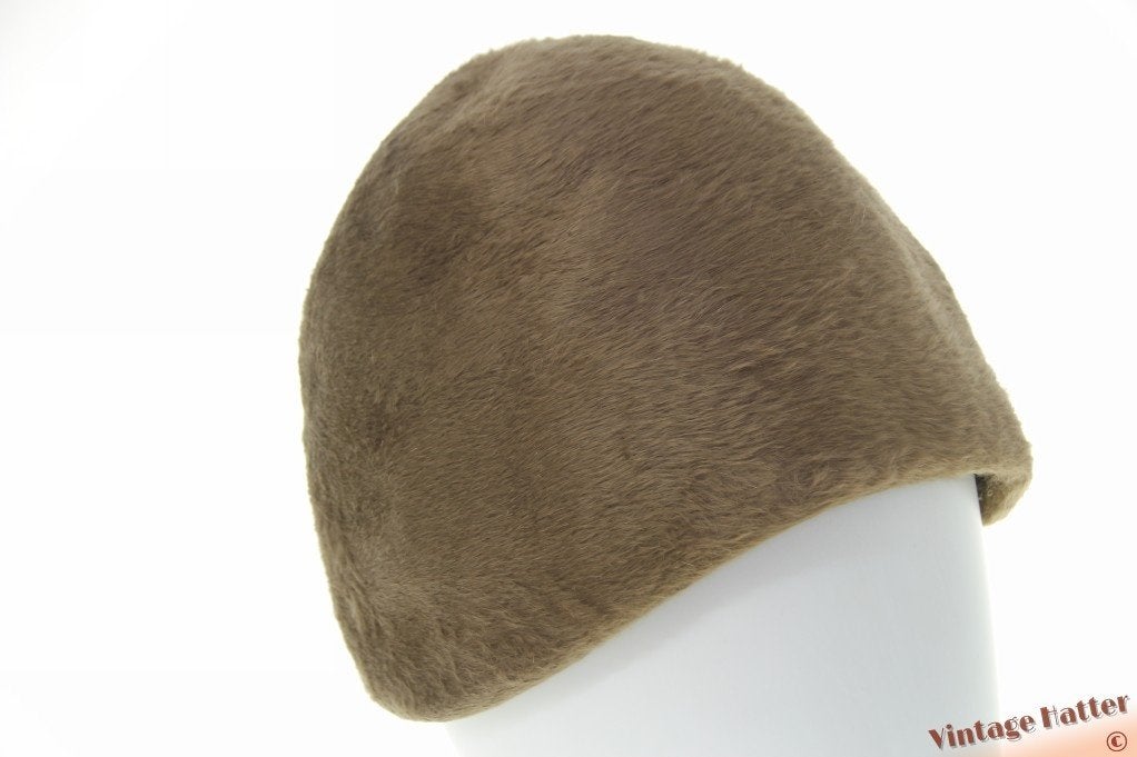 Antieke eivormige cocktailhoed cloche beigebruin haarvilt 59, Ophalen of Verzenden, Gedragen, 58 cm (L, 7¼ inch) of meer, Hoed