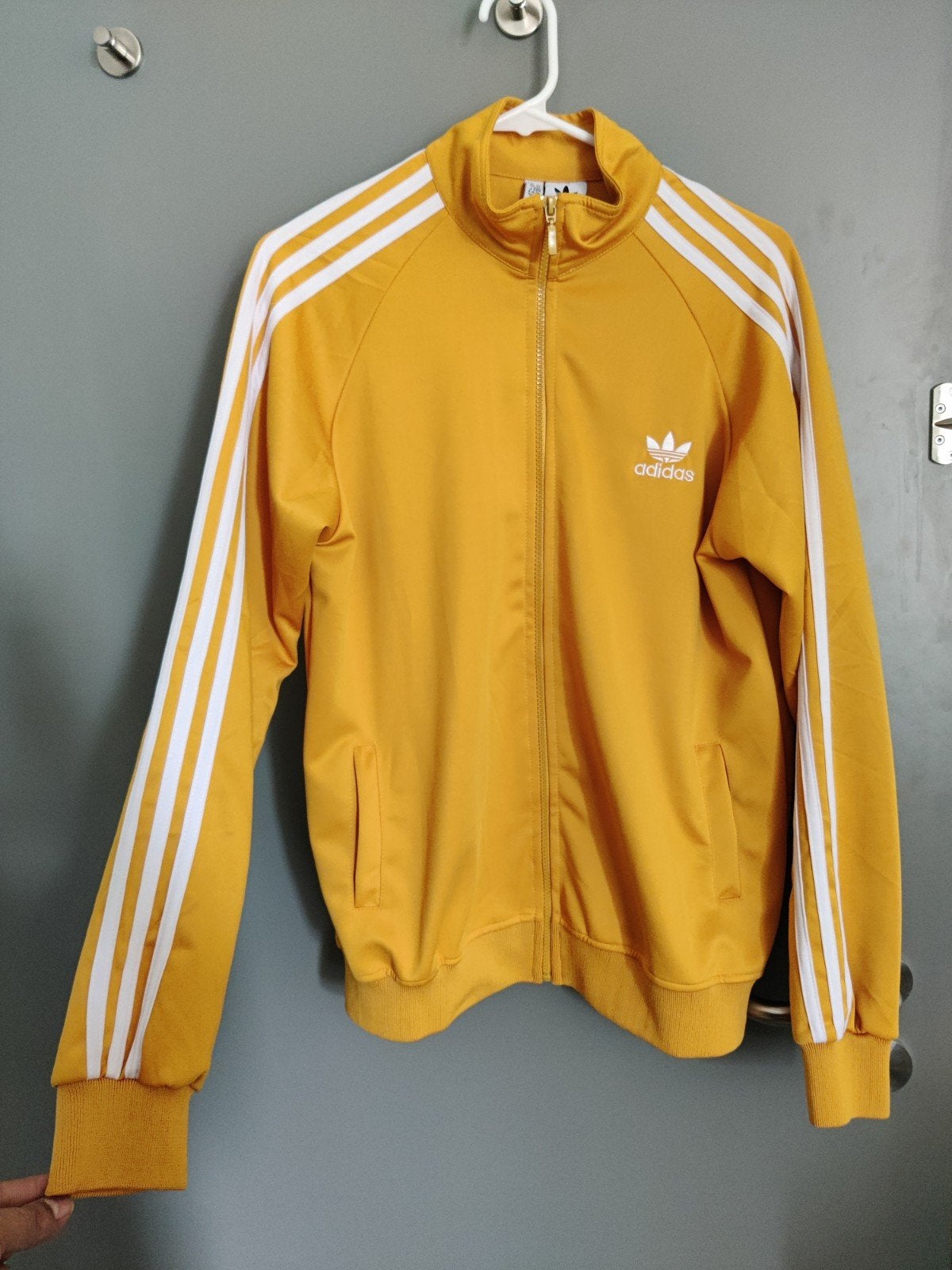Adidas Trainingspak Geel met Witte Strepen (1x gedragen), Kleding | Dames, Sportkleding, Adidas, Geel, Overige typen, Zo goed als nieuw