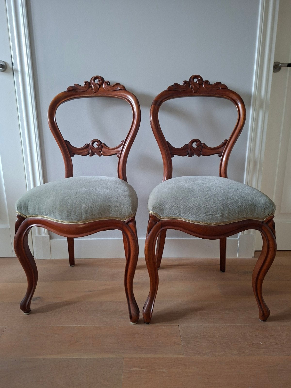 Set van 2 antieke stoelen met sierlijk houtsnijwerk, Ophalen