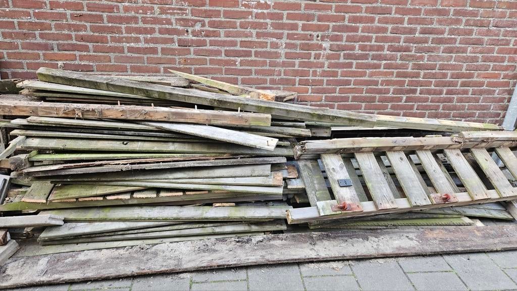 GRATIS AF TE HALEN: Houten planken en palen., Doe-het-zelf en Verbouw, Hout en Planken, Ophalen, Gebruikt, Plank
