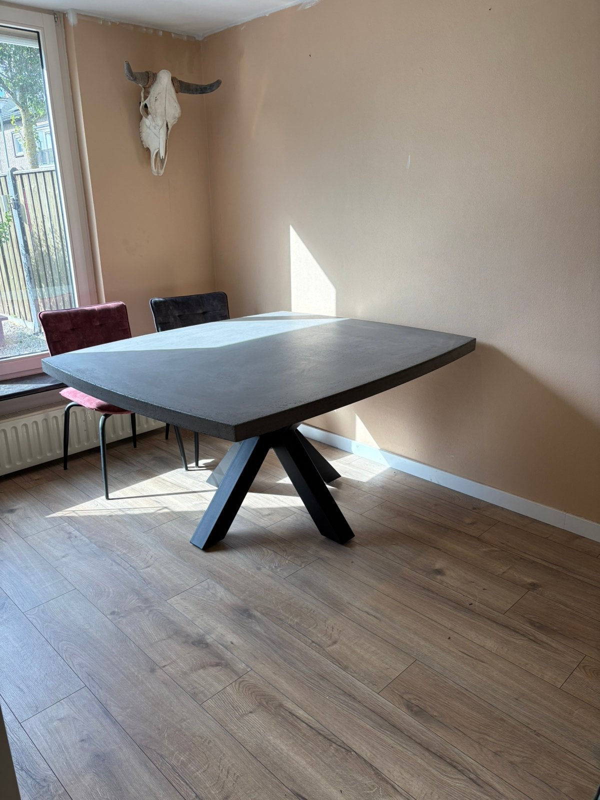 Henders & Hazel Maestro betonlook eettafel 150x130, Ophalen, Vierkant, Zo goed als nieuw, Vijf personen of meer