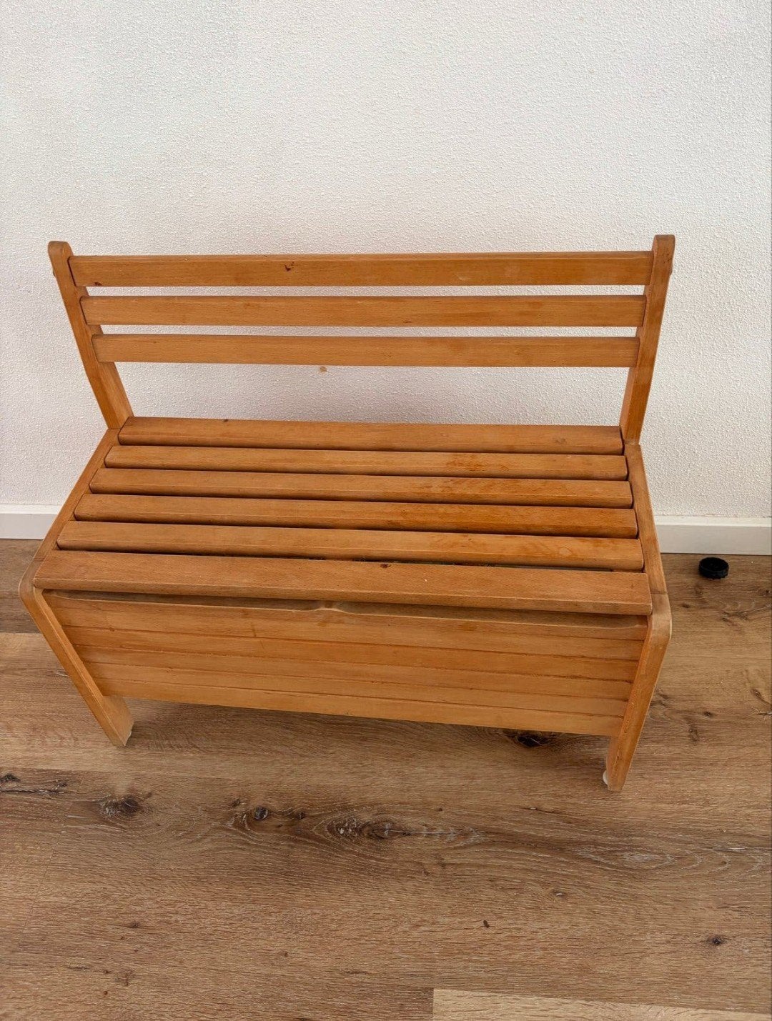 Mooie bankje van stevige hout 70/30/35

Met opslag ruimte, Ophalen