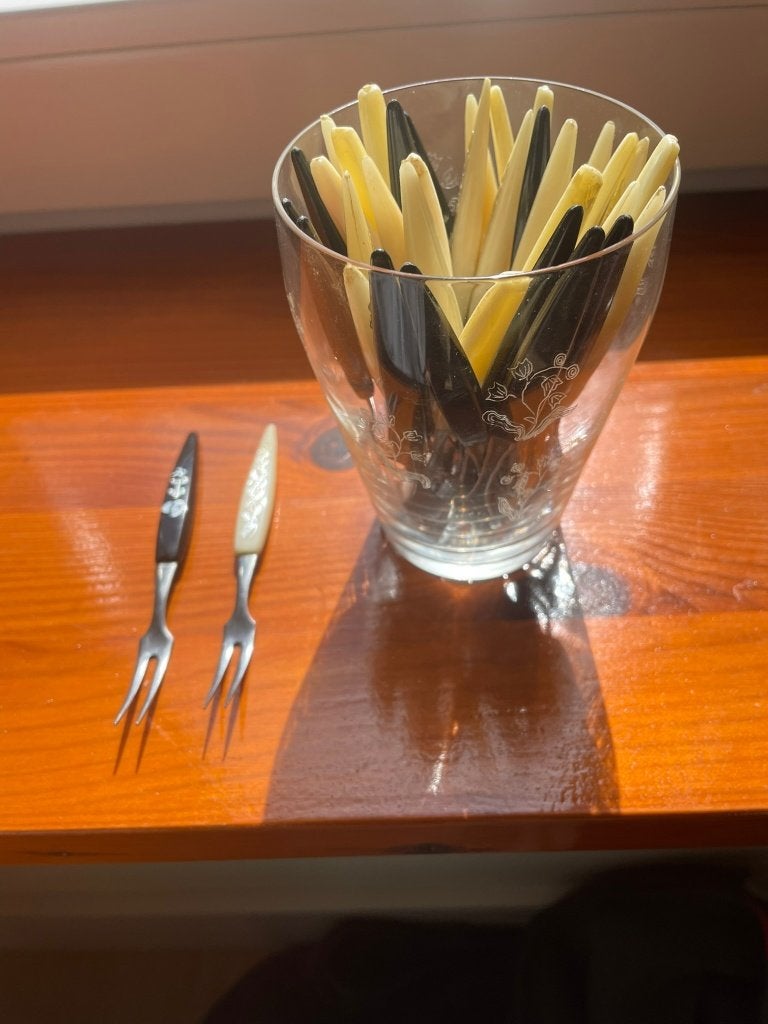 Cocktailvorkjes (hors d'oeuvre vorkjes) - kunstof / bakeliet, Ophalen