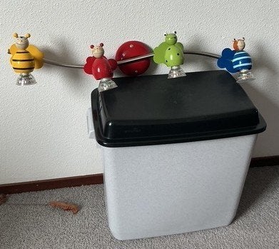 Leuke kinderlamp met vier vrolijke insectenfiguren, Ophalen, Zo goed als nieuw