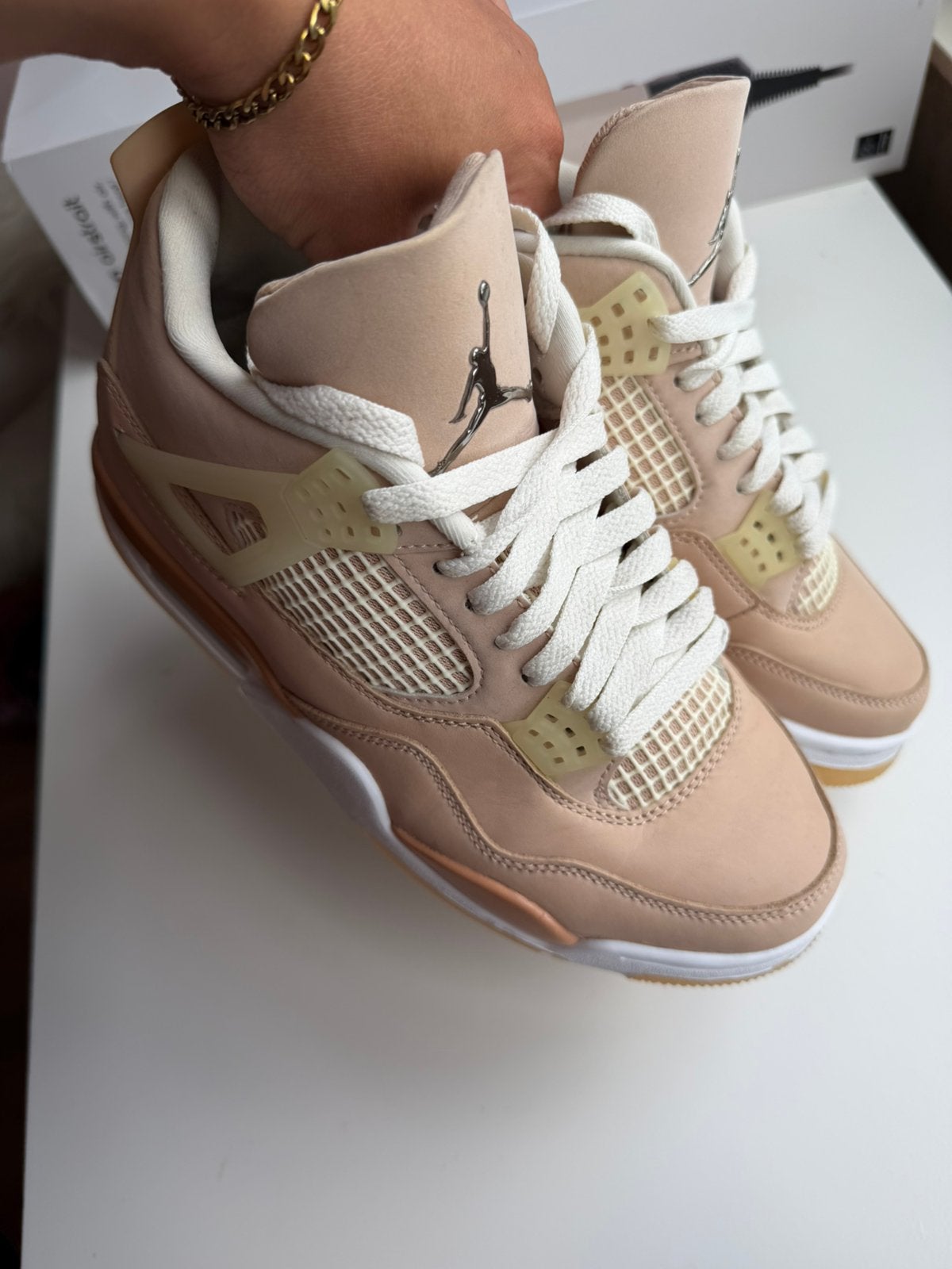 Jordan 4 Retro 'Shimmer' - Amper gedragen, Kleding | Dames, Schoenen, Ophalen of Verzenden, Zo goed als nieuw, Beige, Sneakers of Gympen