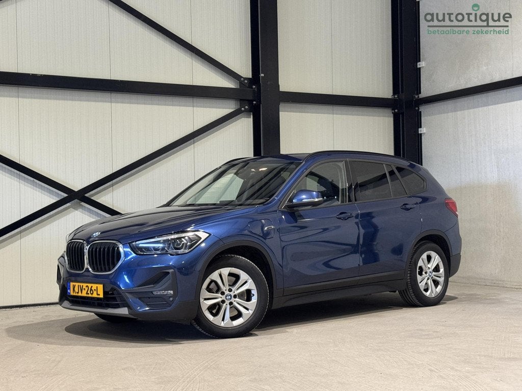 BMW X1 xDrive25e | navi | leder | hud |, Stof, Gebruikt, Met garantie (alle), Blauw