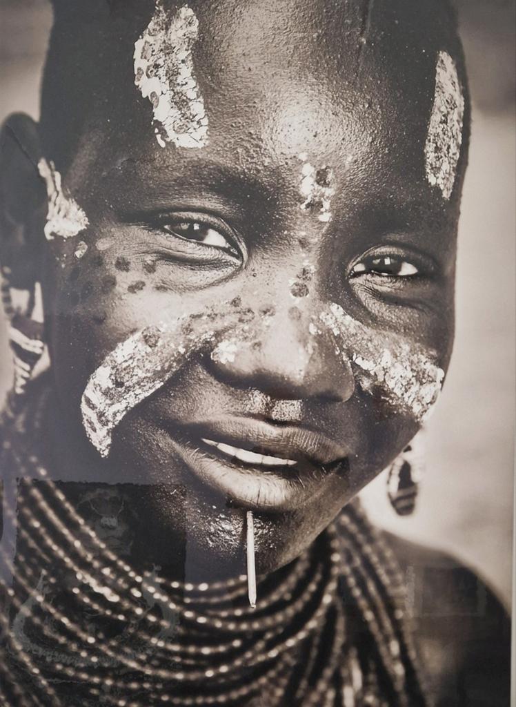 Fotoprint inheems stamlid (Afrikaanse jongen) 140x100, Ophalen, Gebruikt, Schilderij, 75 tot 100 cm