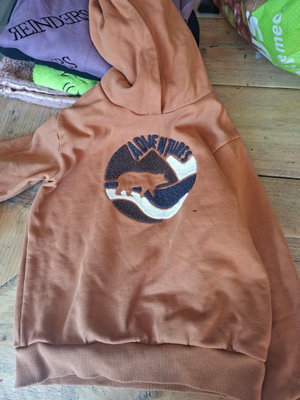 Stoere oranje hoodie met 'Adventures' opdruk, maat 128, Kinderen en Baby's, Kinderkleding | Maat 128, Jongen of Meisje, Trui of Vest