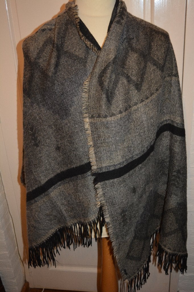 zwart, grijze langwerpige omslagdoek, Ophalen of Verzenden, Zo goed als nieuw, Maat 46/48 (XL) of groter, Sjaal