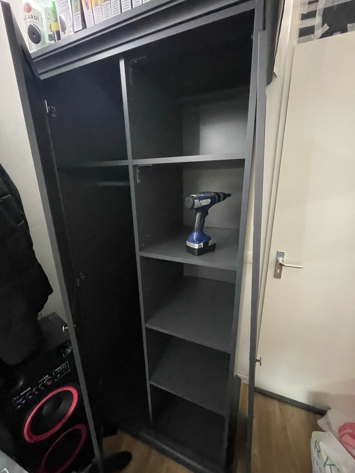 Zwarte kledingkast met rechter deur, zo goed als nieuw, Huis en Inrichting, Kasten | Kledingkasten, Ophalen, 200 cm of meer, 50 tot 100 cm