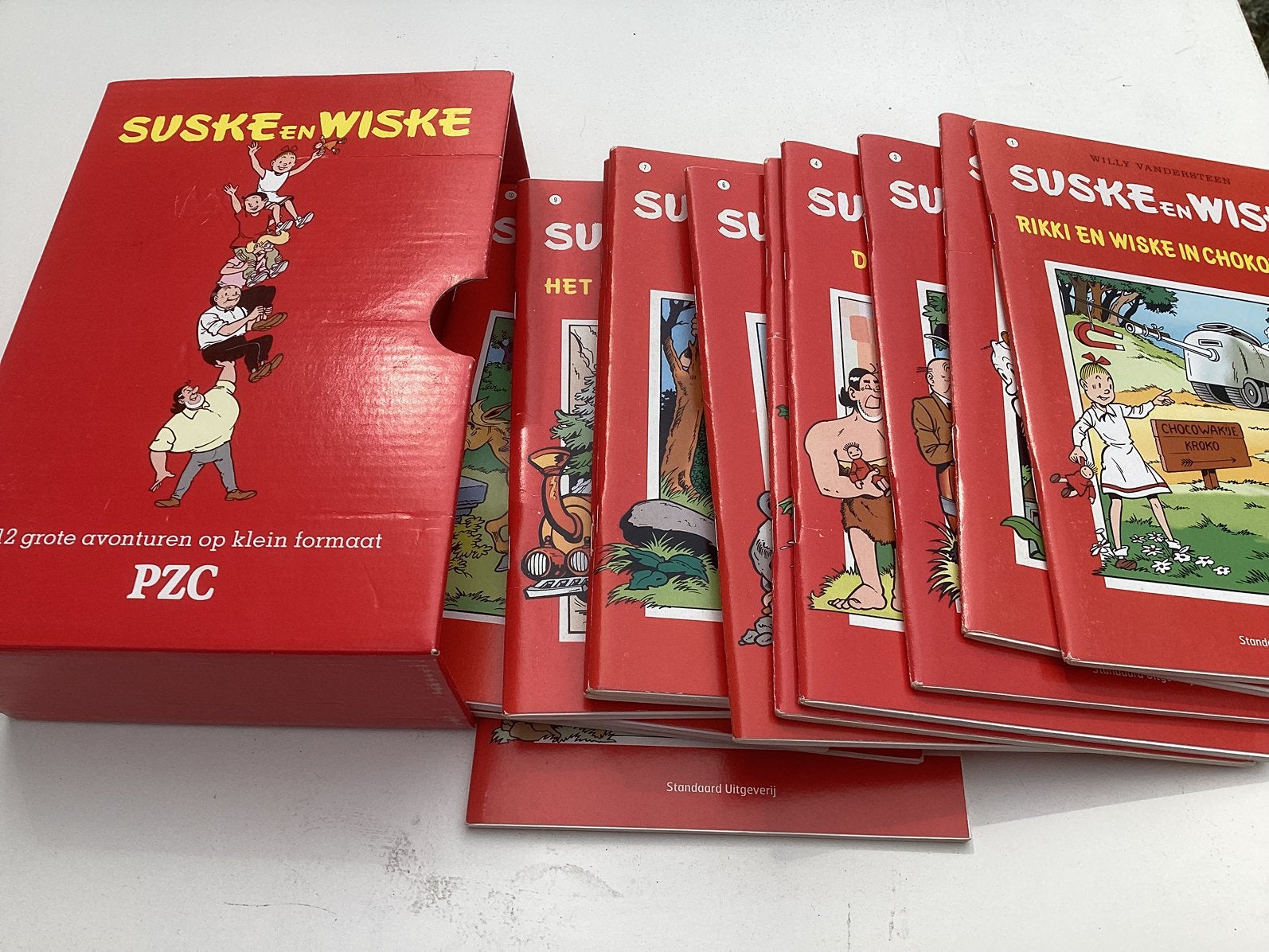 Te koop mooie doos met 12 leuke SUSKE en WISKE boeken, Meerdere stripboeken, Ophalen of Verzenden, Zo goed als nieuw
