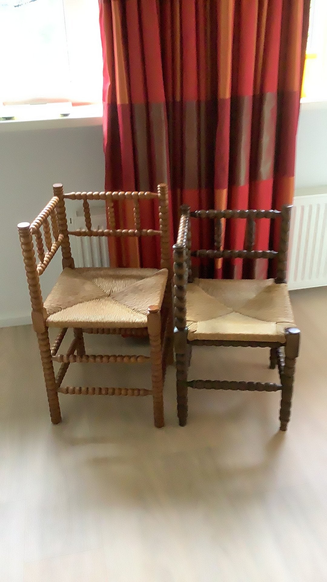 2 gezellige, praktische hoekstoeltjes met rieten zitting, Ophalen of Verzenden, Zo goed als nieuw, 75 m² of meer, Overige typen