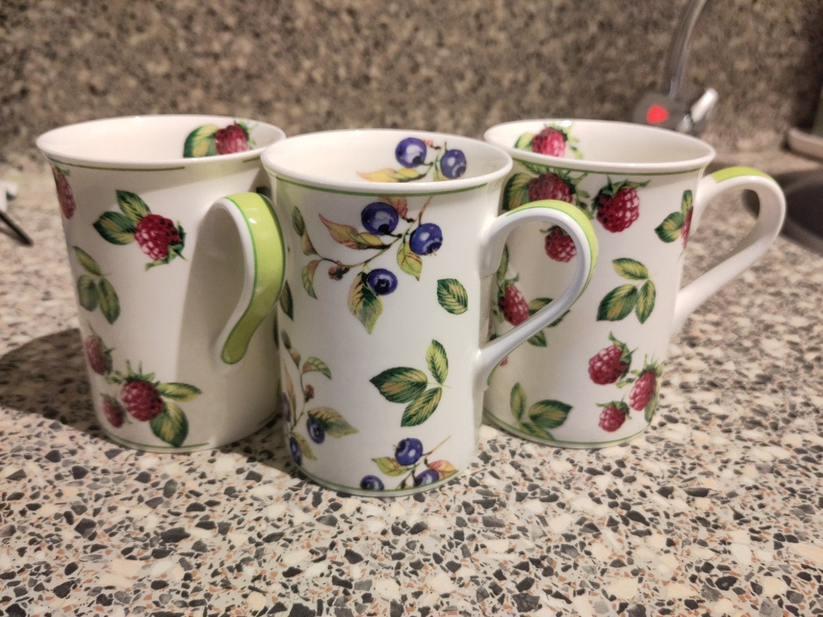 3 mokken met bessenmotief, Huis en Inrichting, Ophalen, Overige stijlen, Mok