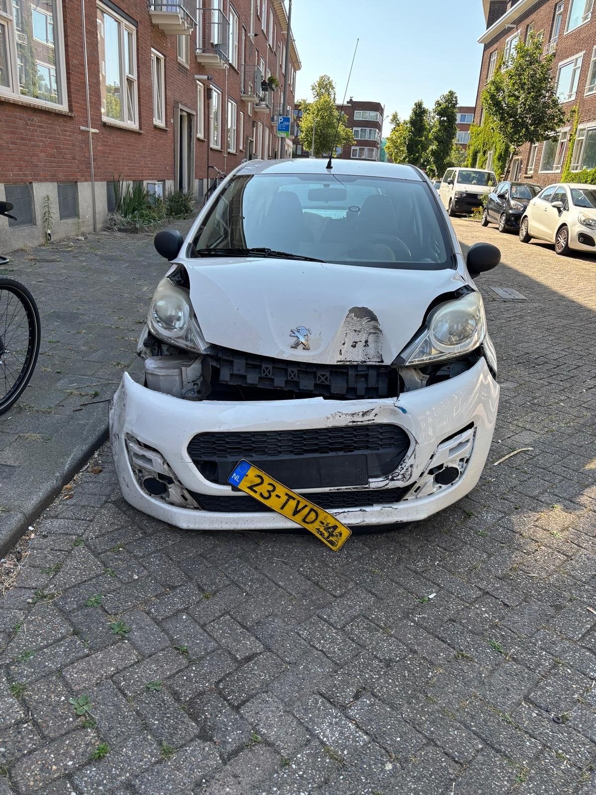 Peugeot 107 - 2012 Schadeauto voor onderdelen of reparatie, Auto diversen, Schadeauto's, Ophalen, Wit, Handgeschakeld, Benzine