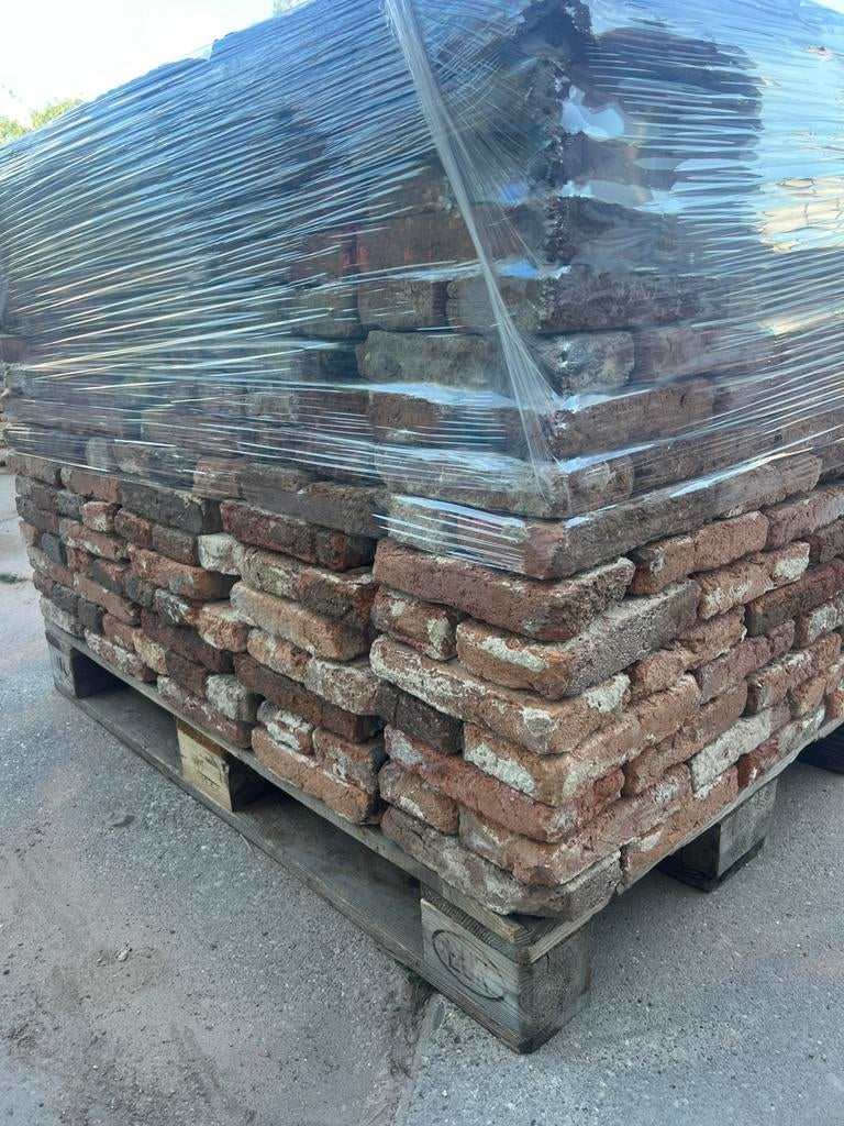 Antieke handvorm vechtformaat bruine steen 22.5 x 4 UNIEK!, Ophalen of Verzenden, Gebruikt, Bakstenen