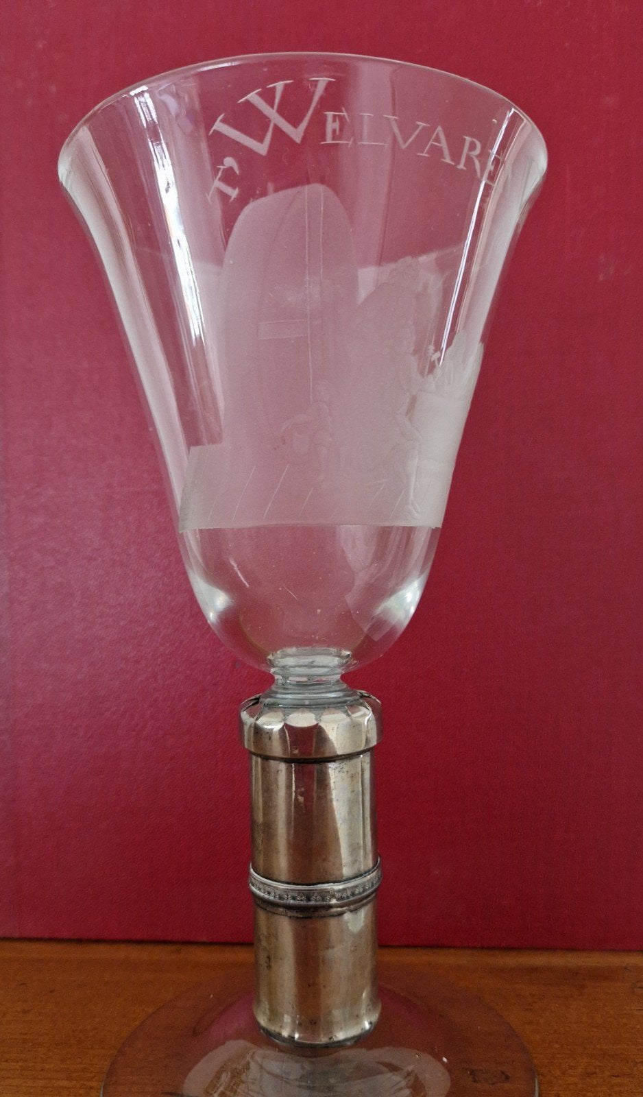Antiek 18e eeuws gegraveerd glas met zilveren voet, Antiek en Kunst, Antiek | Glas en Kristal, Ophalen of Verzenden