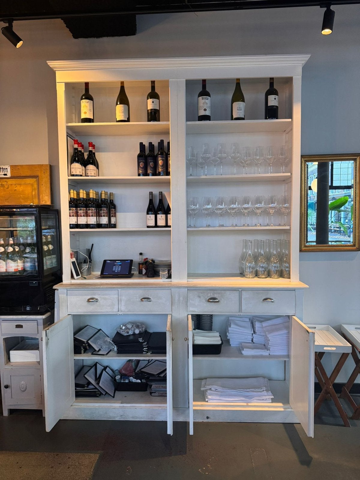 Grote witte servieskast, Huis en Inrichting, Kasten | Buffetkasten, Ophalen