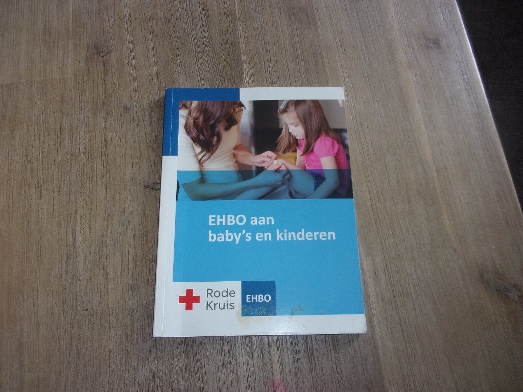 Boek EHBO aan baby's en kinderen rode kruis, Boeken, Ophalen of Verzenden, Zo goed als nieuw, Rode kruis, Alpha