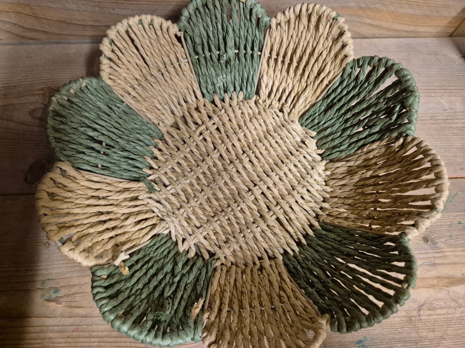 Decoratieve bloemvormige mand/schaal van riet, Mand, Ophalen of Verzenden, Zo goed als nieuw, Riet