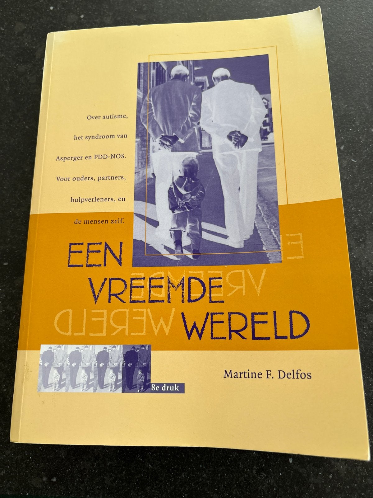 Een Vreemde Wereld - Autisme, Asperger, PDD-NOS, Boeken, Ophalen of Verzenden, Gelezen, Overige onderwerpen