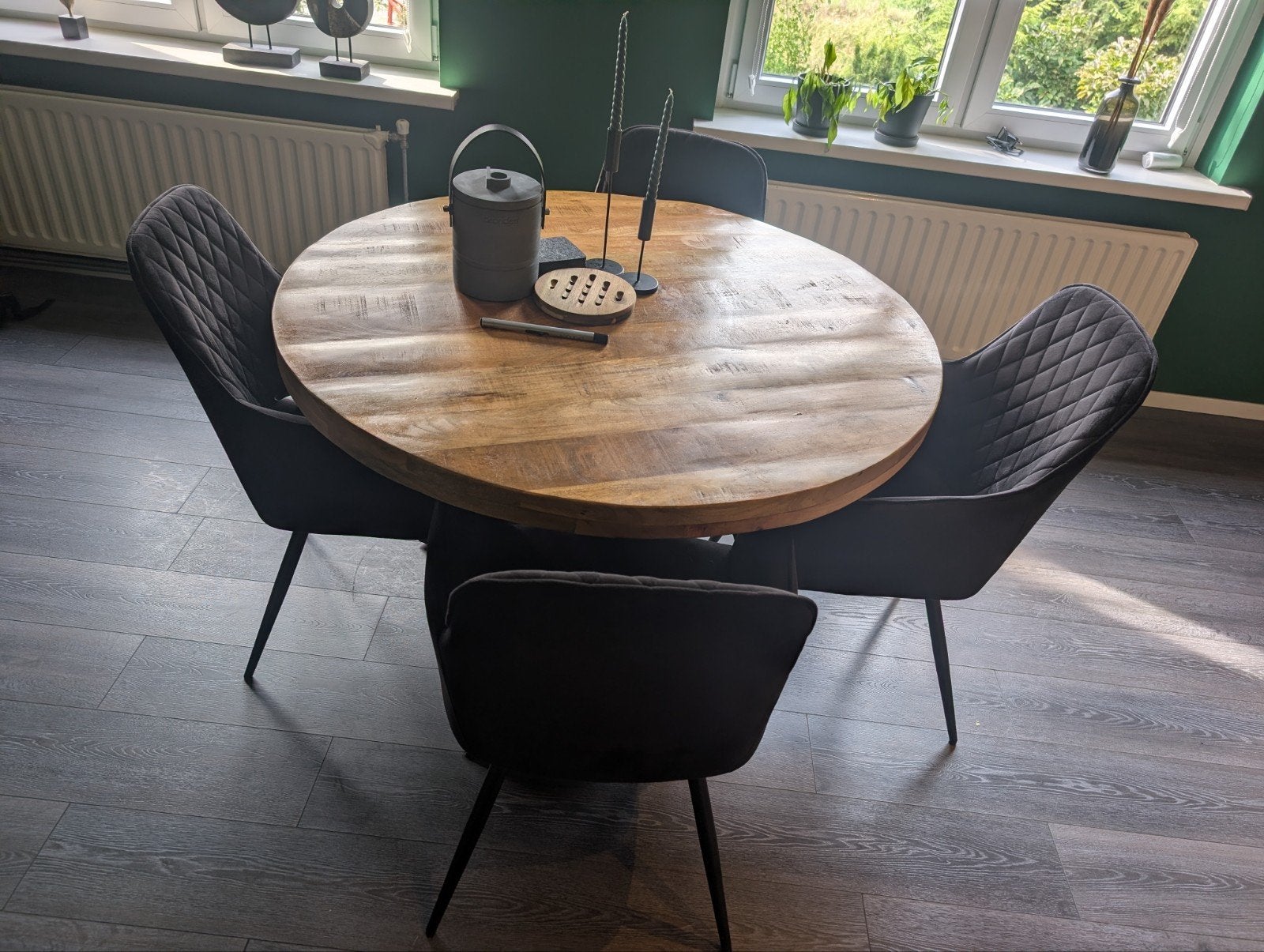 Ronde eettafel van mangohout met 4 velvet zwart stoelen, Ophalen, Modern, Industrieel, Rond, Zo goed als nieuw