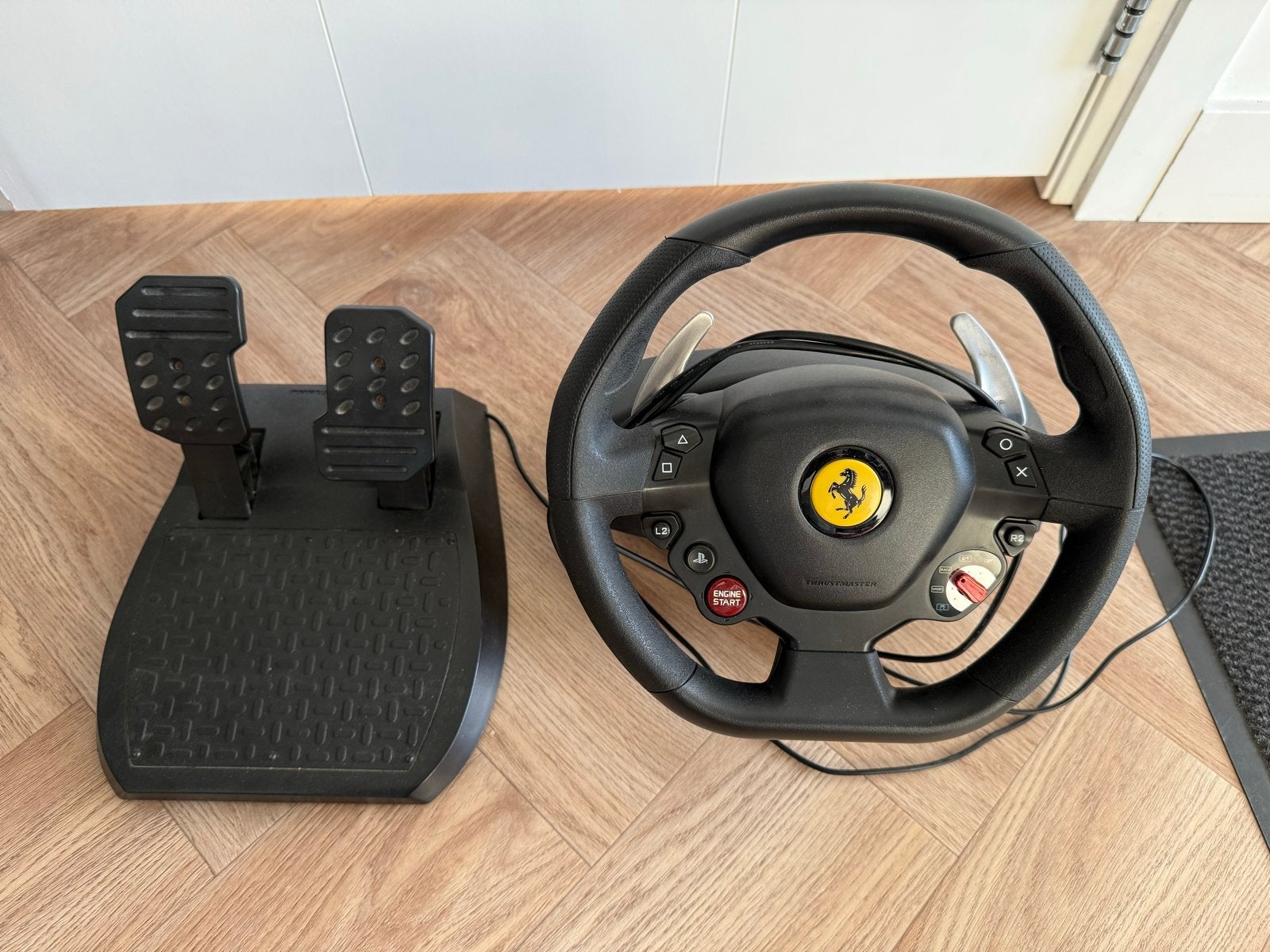 Thrustmaster T80 RW Ferrari 488 GTB racestuur met pedalen, Ophalen, Racestuur, PlayStation, Zo goed als nieuw