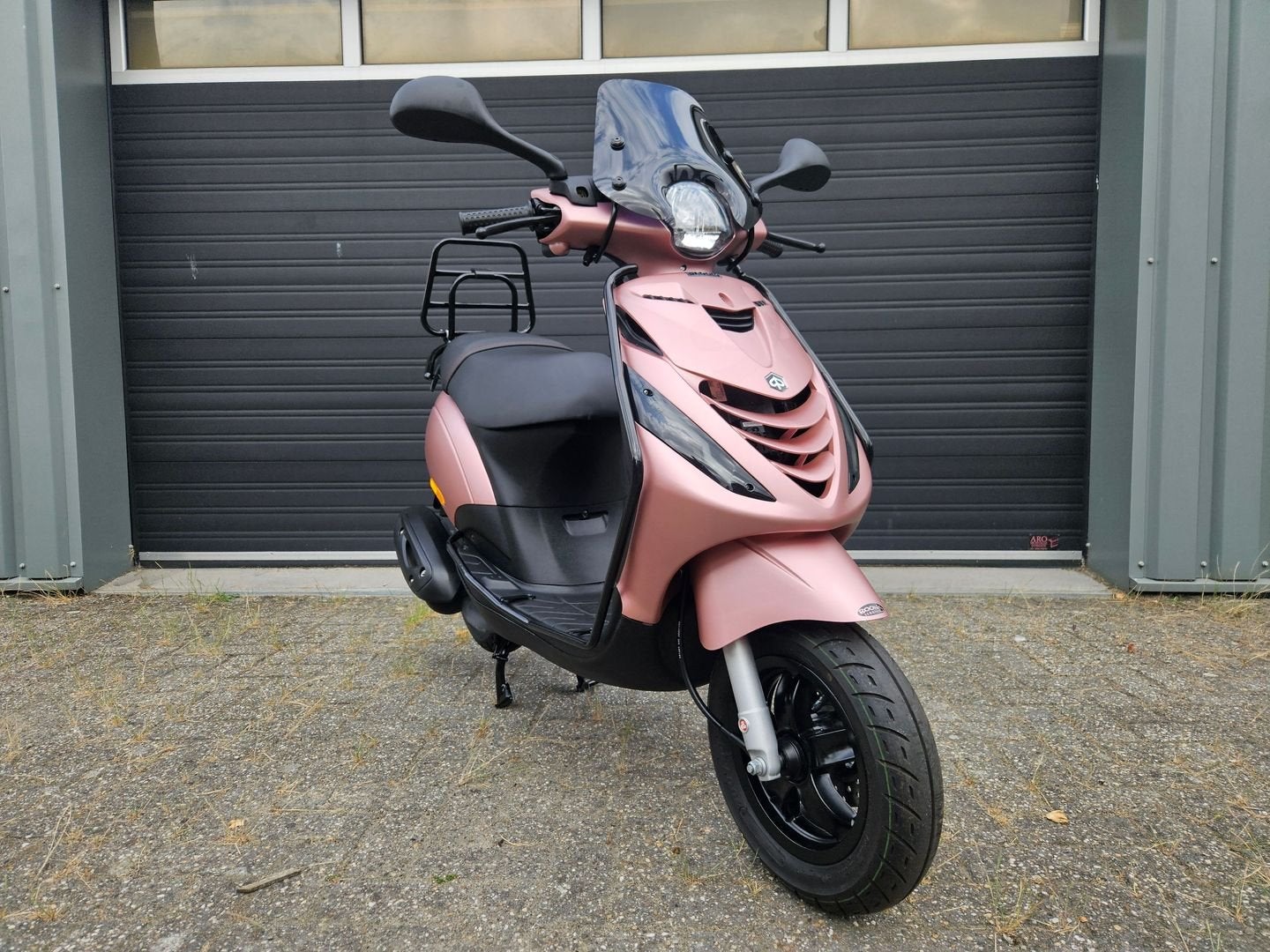 PIAGGIO ZIP 4T E5 BROM BJ 2024 ROSE 2582 KM + OPTIES, Maximaal 45 km/u, Onbekend, Ophalen of Verzenden, Zo goed als nieuw