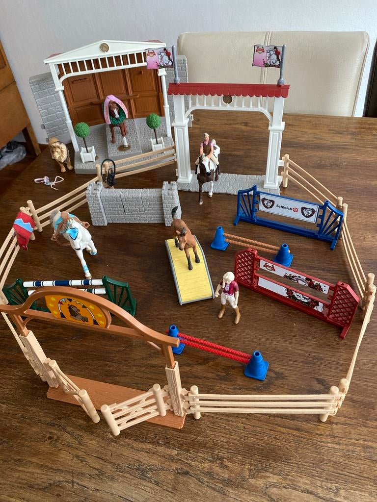 Schleich Buitenmanege met 4 Paarden en Hindernissen, Verzamelen, Speelgoed, Ophalen, Zo goed als nieuw