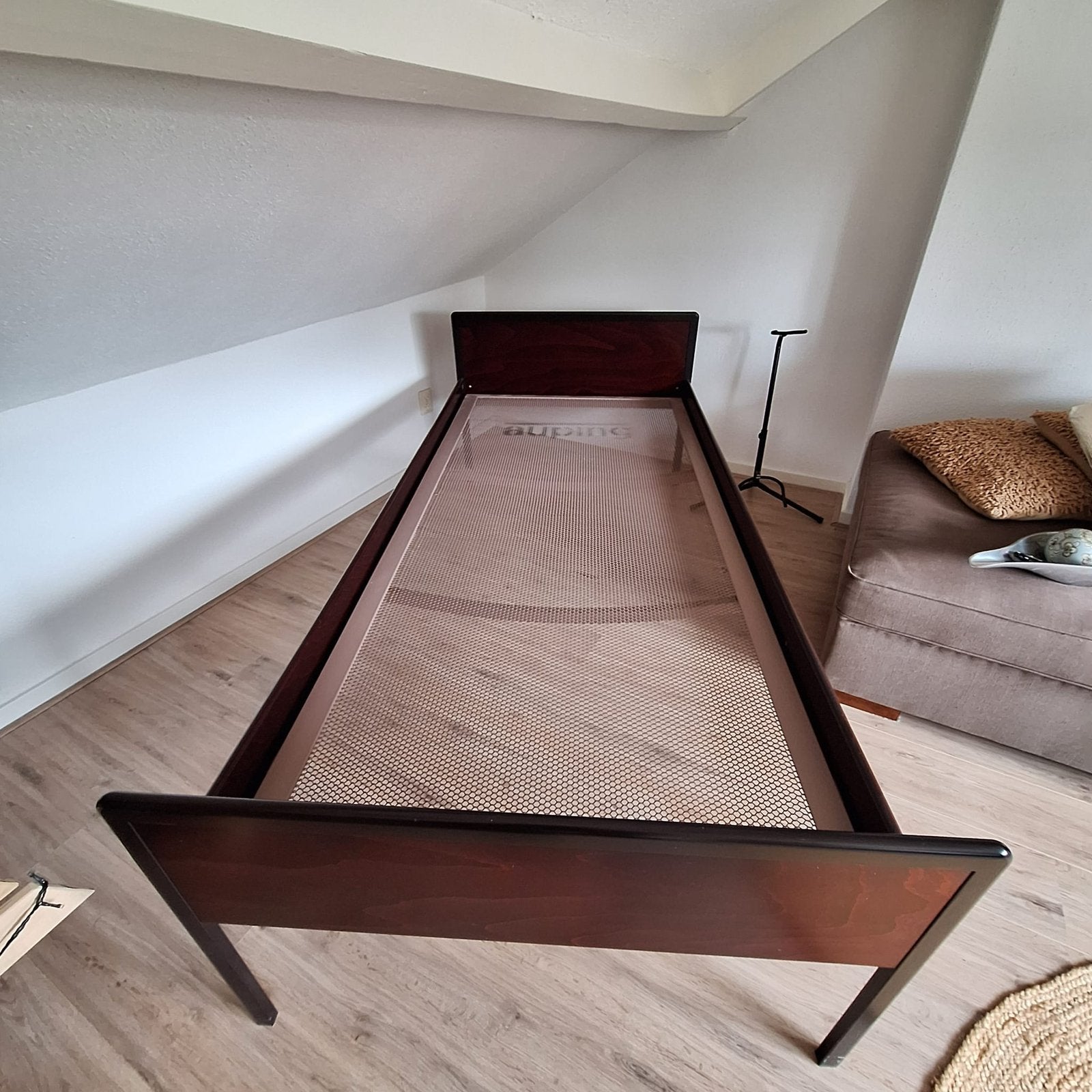 Seniorenbed, Huis en Inrichting, Slaapkamer | Bedden, Ophalen, 90 cm, Zo goed als nieuw, Hout