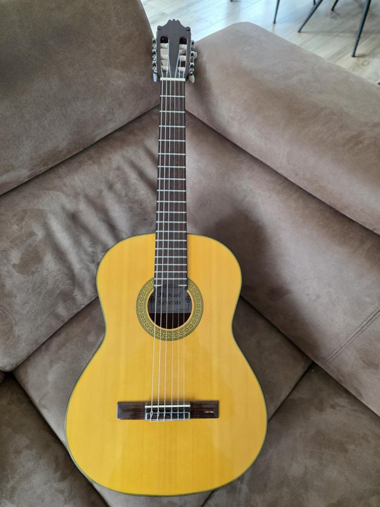 Klassieke gitaar incl. tas en tuner, Muziek en Instrumenten, Snaarinstrumenten | Gitaren | Akoestisch, Ophalen, Zo goed als nieuw
