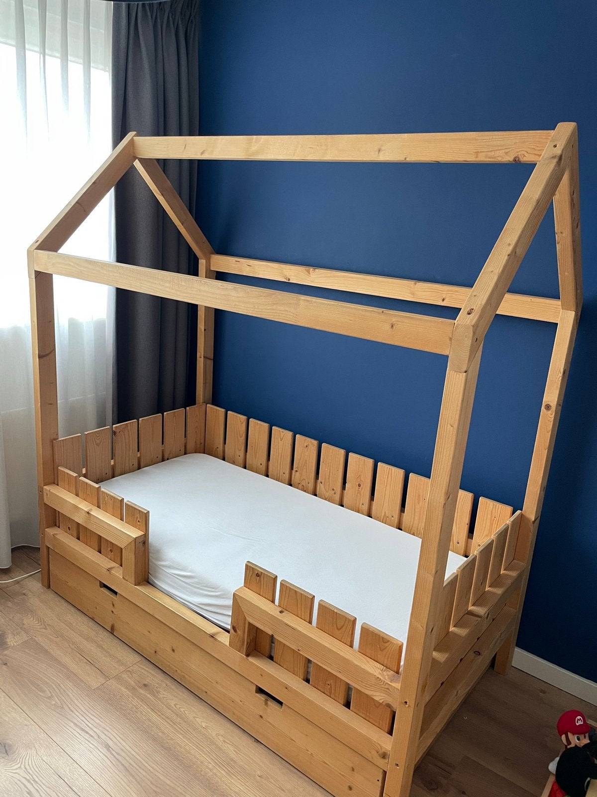Houten kinderbed huisje met lade, Ophalen, Gebruikt, 70 tot 85 cm, Lattenbodem
