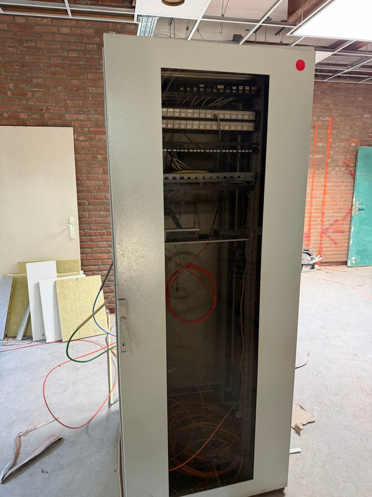 Serverkast / Netwerkkast voor kantoor en technische ruimtes, Computers en Software, Serverkasten, Gebruikt, Glas, Plaatstaal, Ophalen