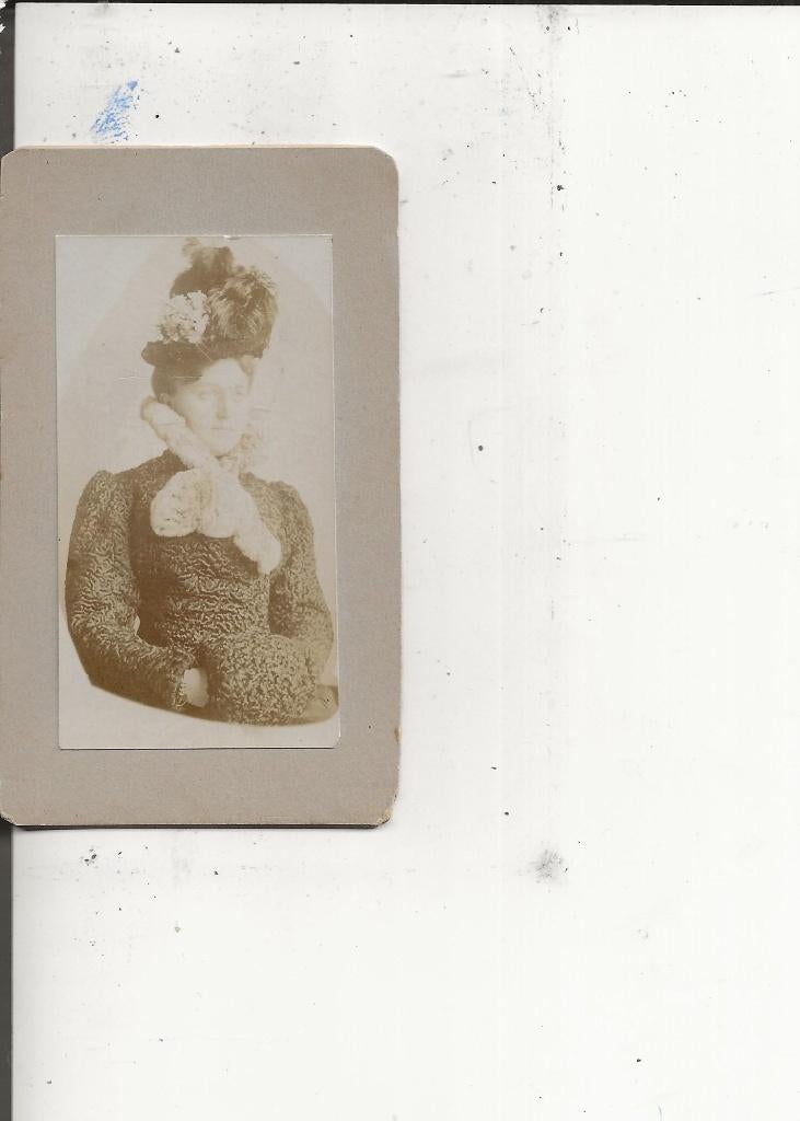 CdV Clementine met mof en hoofddeksel, Ophalen of Verzenden, Voor 1920, Ongelopen, Zuid-Holland