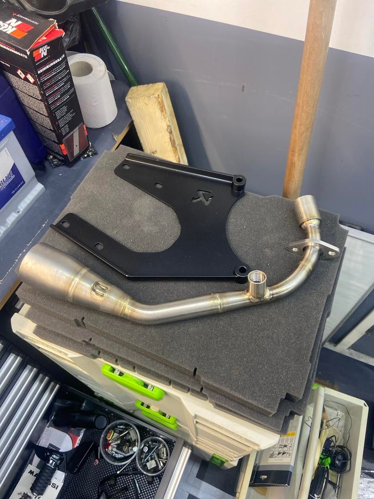 Akrapovic 125cc uitlaatbocht en ophanging, Ophalen of Verzenden, Gebruikt