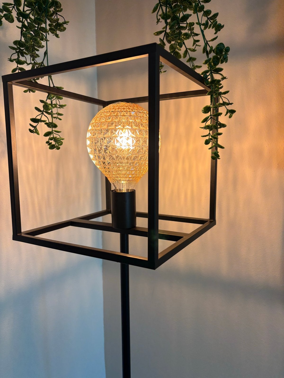 Moderne zwarte vloerlamp met kubus design, Huis en Inrichting, Lampen | Vloerlampen, Ophalen, E27 (groot), Zo goed als nieuw, Metaal